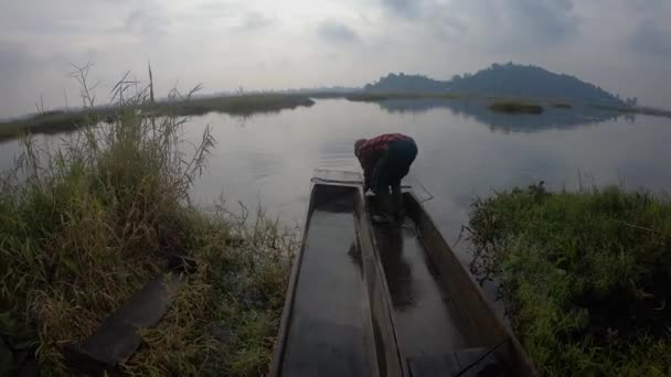 Связывание Каноэ Вдоль Берега Озеро Локтак Манипур — стоковое видео