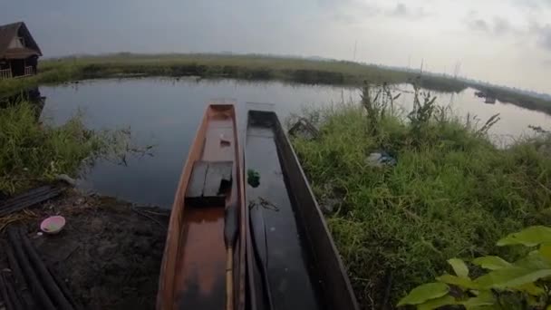 Kanoe Podél Břehu Plný Výhled Jezero Loktak Manipur — Stock video