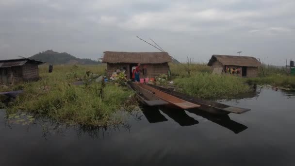 Capturer Les Huttes Bois Simples Des Gens Meitei Lac Loktak — Video