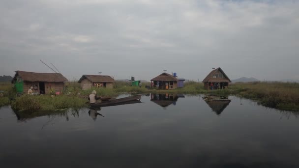 Observando Grupo Cabanas Pessoas Perto Lago Loktak Manipur — Vídeo de Stock