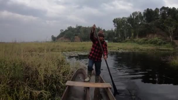 浮遊植物とロクタ湖に沿って航海するフィンディの人々 — ストック動画
