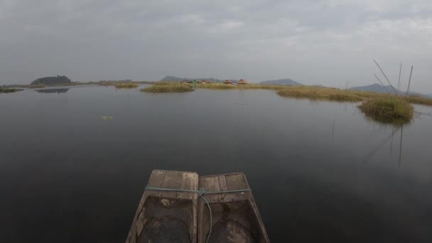 Trasferirsi Tra Phumdis Lago Loktak — Video Stock