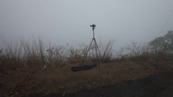 カメラの霧のサダル丘のビューのタイムラウンドをキャプチャ マニピュール — ストック動画
