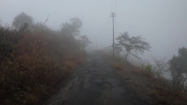 サダールの丘 マニピュールの霧の道を踏みます — ストック動画