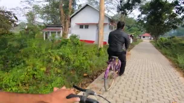 Ciclismo Camino Rodeado Árboles Hermosas Casas Assam India — Vídeo de stock