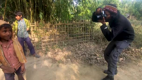 Assam Hindistan Daki Köyün Çocuklarının Fotoğraflarını Çekiyorlar — Stok video