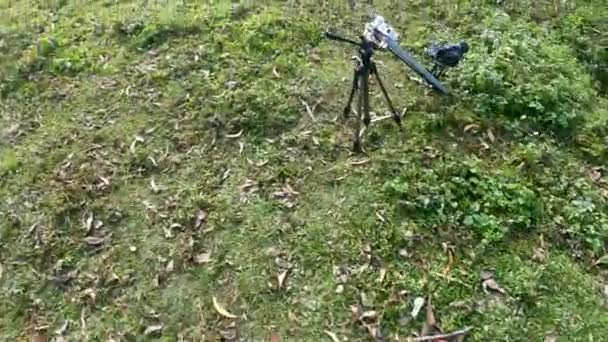 Verificando Câmera Com Tripé Para Tirar Belas Fotos Templo Assam — Vídeo de Stock