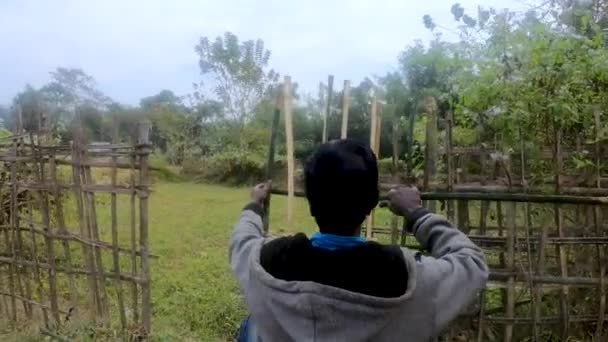 Hombre Construyendo Límites Con Palos Madera Para Sus Campos Assam — Vídeo de stock