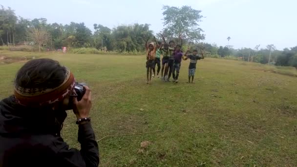 Video Niños Animando Saltando Emoción Assam India — Vídeo de stock