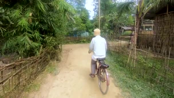 印度阿萨姆一个村庄的一位老人骑自行车的视频 — 图库视频影像