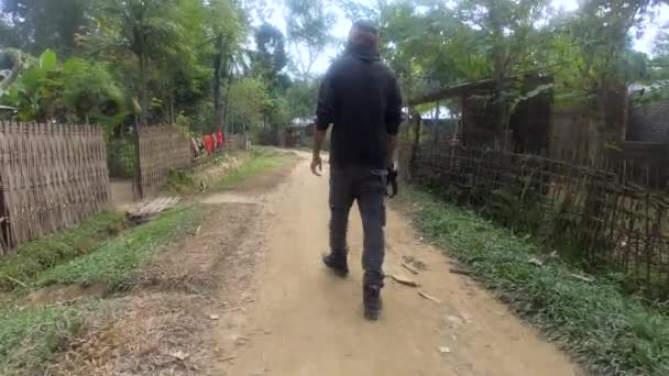 Spacerując Kamerą Ulicach Wioski Assam Otoczony Gajami — Wideo stockowe