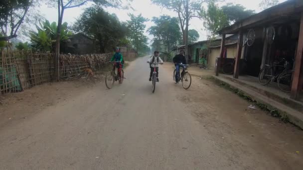 Niños Yendo Estudiar Bicicleta Las Carreteras Aldea Assam — Vídeo de stock