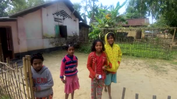 Interactuar Con Los Niños Fuera Casa Sonreír Sus Rostros Assam — Vídeos de Stock