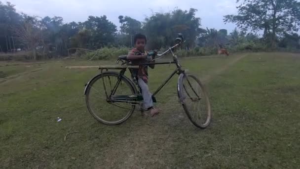 Ένα Αγόρι Ποδήλατο Κοντά Στη Λίμνη Assam Ινδία — Αρχείο Βίντεο