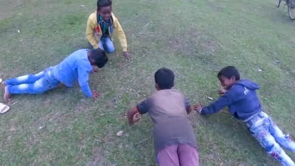 Çocuklar Assam Daki Köyün Yakınındaki Göl Kenarında Spor Yaparken Assam — Stok video