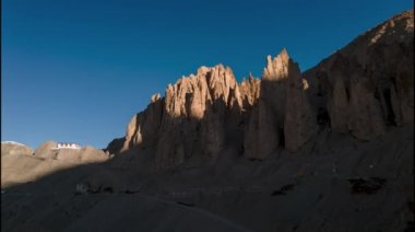 Spiti Vadisi 'ndeki Kayaların Üzerinde Sabah Gün Işığı Zamanı