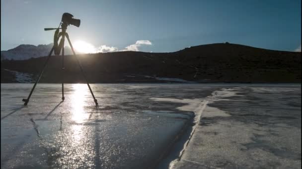 Камера Штатив Замерзлому Озері Під Час Заходу Сонця Спіті — стокове відео