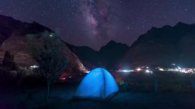 Samanyolu Galaksisinin altında kamp çadırı