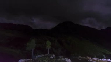 Dağlarda bulutlu gece havası