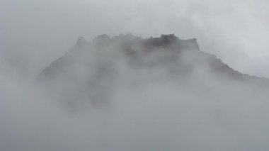 Dağ zirvesi bulutlarda kayboldu