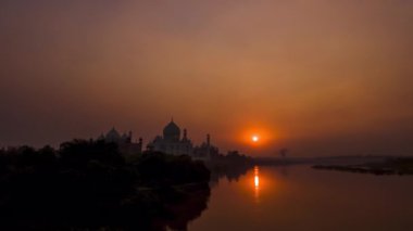 Hindistan 'ın Agra kentindeki Taj Mahal Timelapse' de gün batımı
