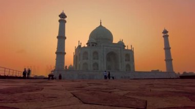 Taj Mahal 'i ziyaret eden turist sabahın erken saatlerinde Agra, Hindistan' da