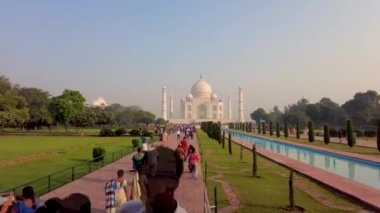 Taj Mahal 'i ziyaret eden turist sabahın erken saatlerinde Agra, Hindistan' da