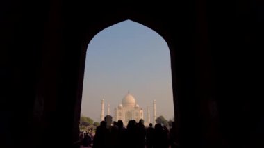 Taj Mahal 'i ziyaret eden turist sabahın erken saatlerinde Agra, Hindistan' da