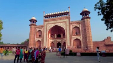 Taj Mahal 'i ziyaret eden turist sabahın erken saatlerinde Agra, Hindistan' da
