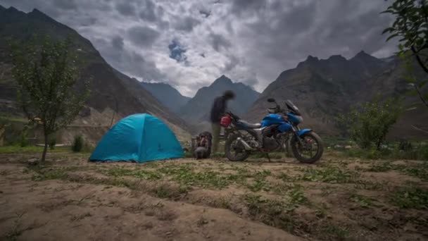 Motorfiets Kamperen Bergen Himachal Pradesh — Stockvideo