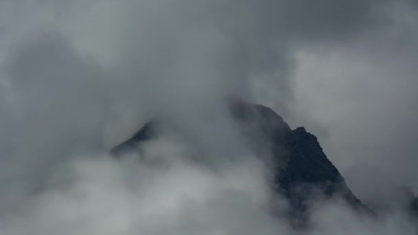 Dağların Zirvesinde Bulutlar — Stok video