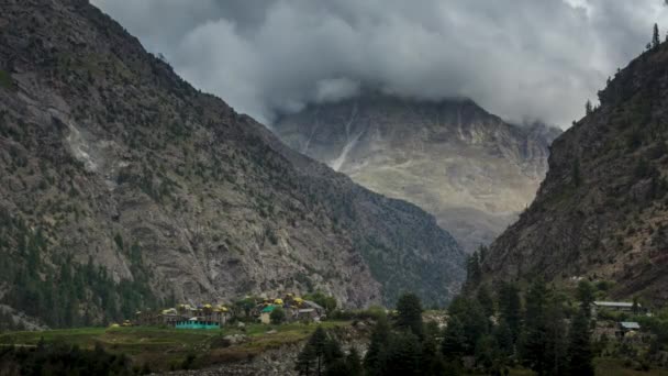 Byn Mäktiga Himalaya Och Moln Rör Sig Över Topparna — Stockvideo