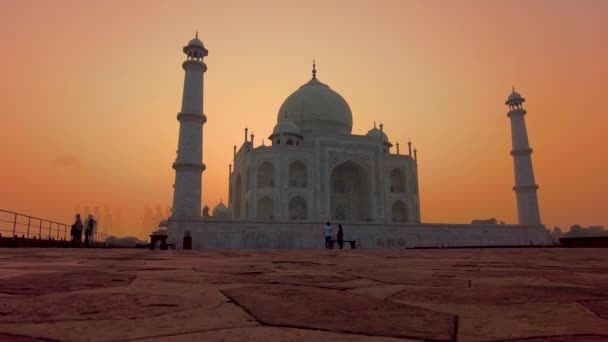 Турист Посещающий Тадж Махал Ранним Утром Агре Индия — стоковое видео