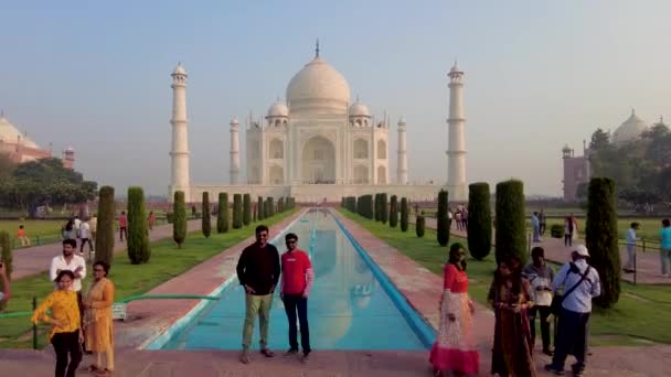 Tourist Visiting Taj Mahal Early Morning Agra India — Stock Video