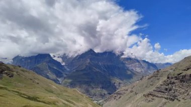 Dağlarda dramatik bir şekilde hareket eden bulutların zamanı