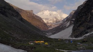 Dağlar Himalayalar 'da batarken gün batımı