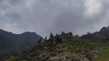 Himalayalar 'da Hampta patikasındaki dağların üzerinden bulutlu hava