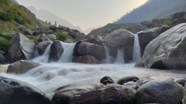 Sabah saatinde Hampta Himalaya Nehri. Nehir Üzerinde Zaman Çizelgesi