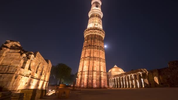 Timelapse Lune Levant Derrière Minar Qutub Delhi Inde — Video