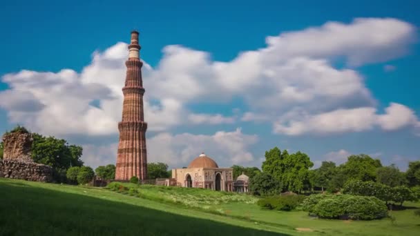 云彩在印度德里Qutub Minar上空移动的时间 — 图库视频影像