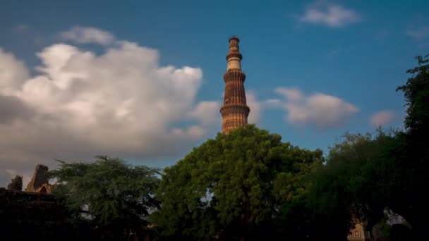 Timelapse Des Nuages Dessus Qutub Minar Delhi Inde — Video