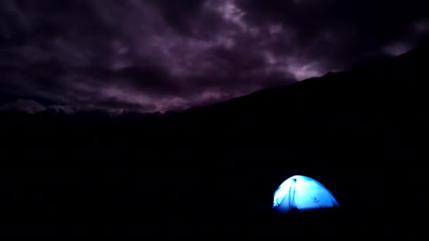 Timelapse Tent Onder Bewolkte Nachtelijke Hemel — Stockvideo