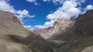 Dağların üzerindeki bulutlu gökyüzünün panoramik görüntüsü.