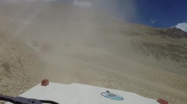 SUV arabaları havaya toz üflüyor ve dağ yolunda ilerliyorlar..