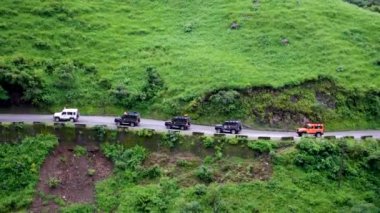 Ekip gibi dağ yolunda giden SUV 'nin sinematik görüntüsü..