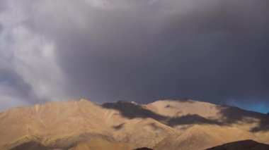 Hindistan 'da bulutların ve güneş ışığının zamanı.