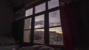 Ladakh zaman diliminde pencereden gün doğumu
