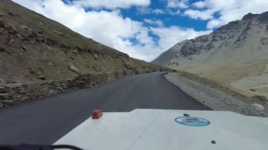 Dağların üzerinde bulutlu gökyüzünün sinematik çekimi.