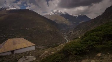 Dağlardaki gompanın panoramik zaman çizelgesi