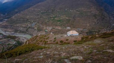 Dağlardaki dramatik bulutların panoramik zamanlaması